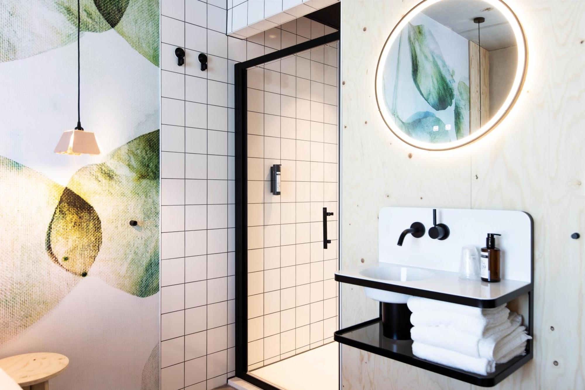 Moloko, Modern Designed Sleep & Shower Hotel In City Center, Digital Key By Sms Энсхеде Экстерьер фото
